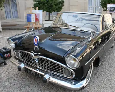 161 One of two identical presidential parade cars (brand: Simca) used between 1960 and 1974. 5m long, weight=1.5 tons. 2.3L V8 engine and 3-gear manual gearbox.