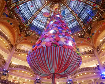 P1070291 Galeries Lafayette: Christmas tree in 2017.