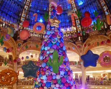 P1070297 Galeries Lafayette: Christmas tree in 2017.
