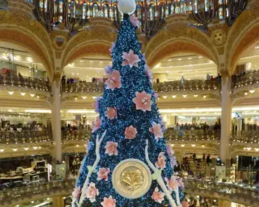 P1120379 Galeries Lafayette: Christmas tree in 2013.