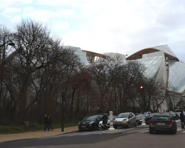 20150118_164041 Fondation Louis Vuitton, a building by architect Frank Gehry (built between 2008-2014), hosts a comtemporary art museum.