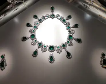 IMG_20200111_142242 Francois-Régnault Nitot, Necklace and earrings of Empress Marie-Louise, second wife of Napoleon I, Paris; emeralds, diamonds, gold, silver.