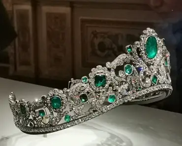 IMG_20200223_171959 Diadem of the duchess of Angouleme (1778-1851), niece of Louis XVIII, delivered in 1814 by jewel maker Paul-Nicolas Meniere. 40 emeralds, 1031 diamonds.