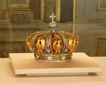 p1040730 Crown of Empress Eugénie, used by Napoleon III's wife Eugénie during the 1855 world fair. Gold, 2490 diamonds, 56 emeralds.