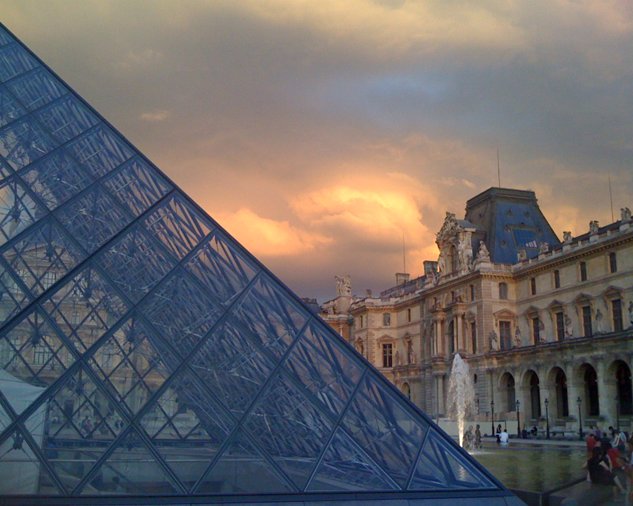 Cour Napoleon and pyramid