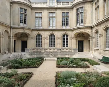 IMG_20210821_130543 Henri IV courtyard, 1913-1921.