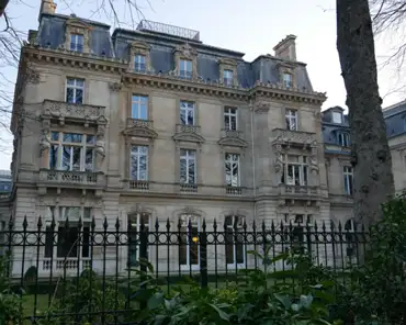 P1000631 Abraham's hotel as seen from Parc Monceau .