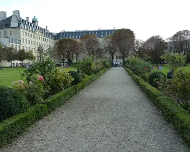 18 Today's one hectare garden is actually the result of the merging over 70 years of several private gardens in the 17th century and after. It was designed by Le...