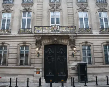 IMG_2072 Rue du faubourg Saint-Honoré: hotel Chevalier, 1714. UK embassy.