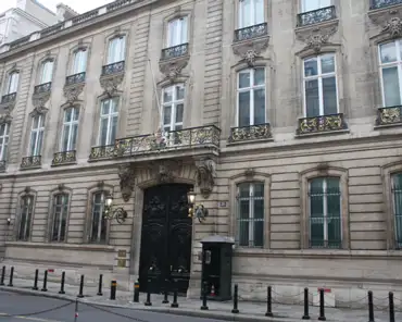 IMG_2075 Rue du faubourg Saint-Honoré: hotel Chevalier, 1714. UK embassy.