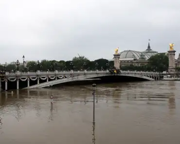 IMG_2147 Alexandre III bridge during the June 2016 flood.