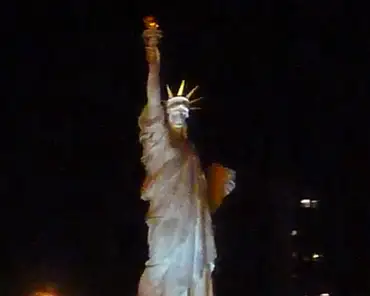 P1100884 Replica of the statue of Liberty.