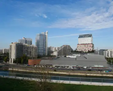 P1060780 Boulogne-Billancourt. Horizon tower (left - 2011, 82m) by Jean Nouvel.