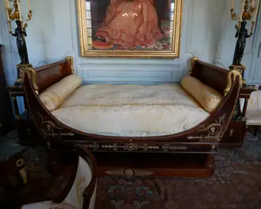 P1150623 Napoleon I's antechamber. Bed from the 1810s (did not belong to Napoleon I).