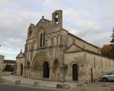IMG_1294 Saint-Vivien church, facade from the 12th century.