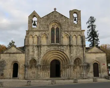 IMG_1295 Saint-Vivien church, facade from the 12th century.