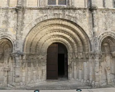 IMG_1296 Saint-Vivien church, facade from the 12th century.