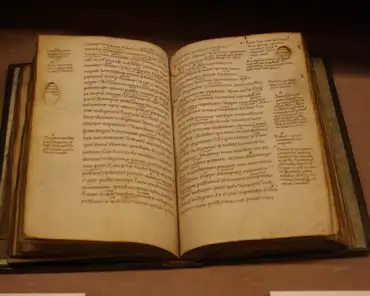 Bibliotheque_humaniste_15 12th century manuscipt on parchment, Caroline minuscule script with margin annotations.
