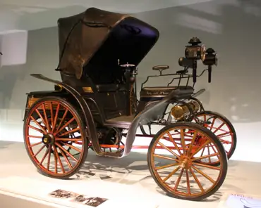 IMG_1583 Benz Victoria, 1 cylinder, 1726 cm3, 3HP, 18 km/h top speed. Karl Benz' first 4-wheeled automobile, made possible by the kingpin steering system improved by...
