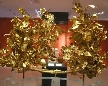 pc070083 Gold wreath of myrtle in bloom, 350-300 BC.