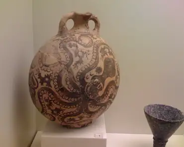 img_0258 Clay flask with marine decoration, including an octopus, 1500-1450 BC.