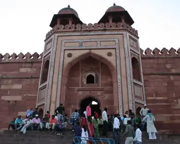 228 The mosque was the first building to be built in Fatehpur Sikri after mughal emperor Akbar decided to move the capital there in 1571.