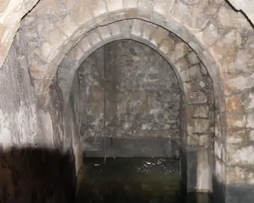 P1180221 Roman cistern.