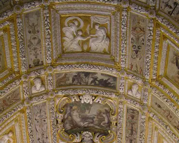 p8220384 Ceiling inside the palace.