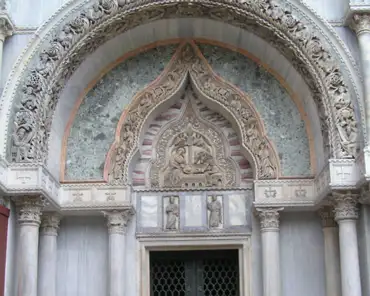 p8230487 Porta dei fiori, on the side of the basilica.