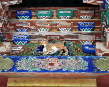 095 Decoration on the five-storey pagoda.