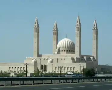 P1300753 The Sultan Qaboos mosque opened in September 2015. The 3500 sqm prayer hall can accommodate 4500 people.