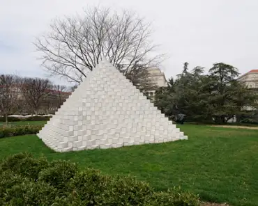 P1100407 Sol Lewitt, Four-sided pyramid, 1997.