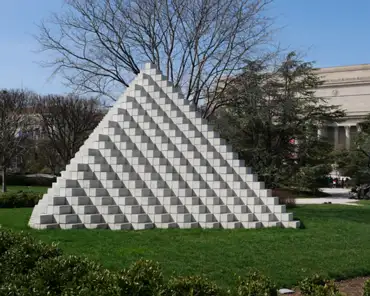 P1100440 Sol Lewitt, Four-sided pyramid, 1997.
