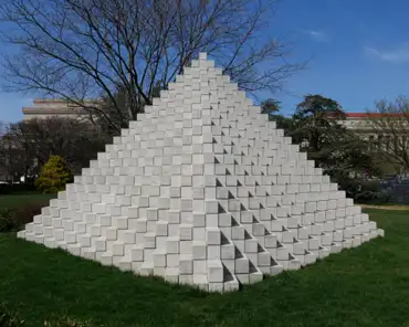 P1100441 Sol Lewitt, Four-sided pyramid, 1997.