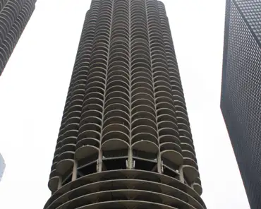 IMG_3918 Marina city, 65 floors, 179m tall, built in the early 1960s.