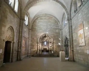 P1080079 Romanesque hall.